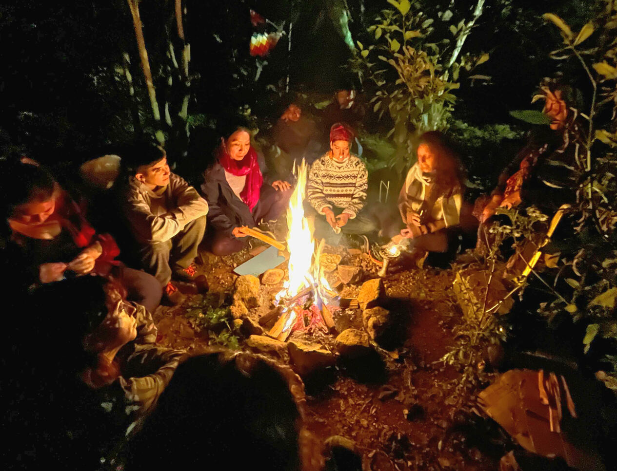 Fogata comunitaria por la noche en Histórika