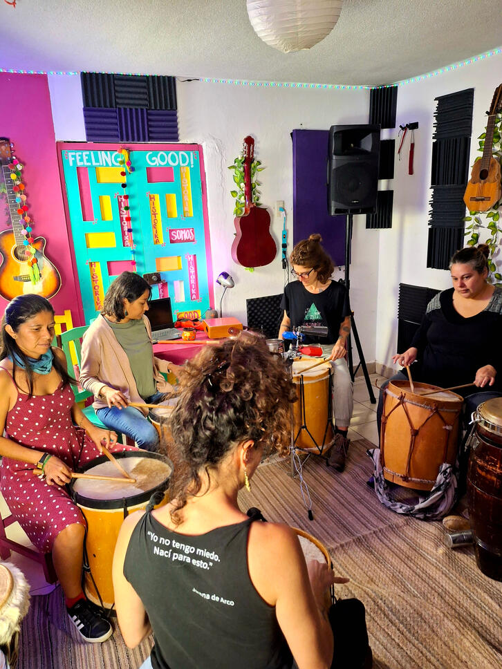 Taller de tambores en el hostal Histórika