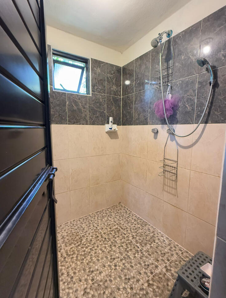 Baño con ducha del hostal Histórika