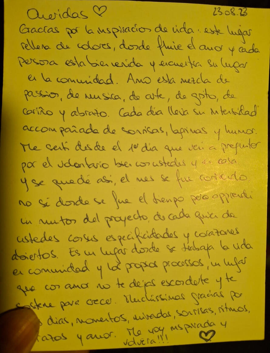 “...Queridas, gracias por la inspiración de la vida, de este lugar lleno de colores, donde fluye el amor y cada persona es bienvenida y encuentra su lugar en la comunidad. Amo esta mezcla de pasión, música de arte de grito, de cariño y abrazo. Cada día lle Testimonio escrito a mano número 3