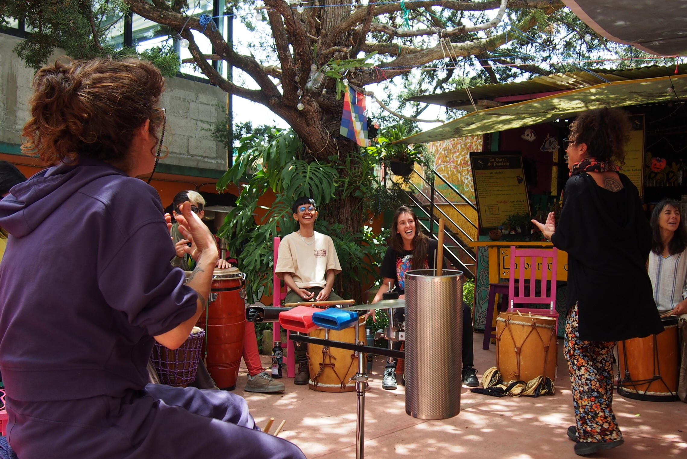 Taller de tambores en el patio de Histórika